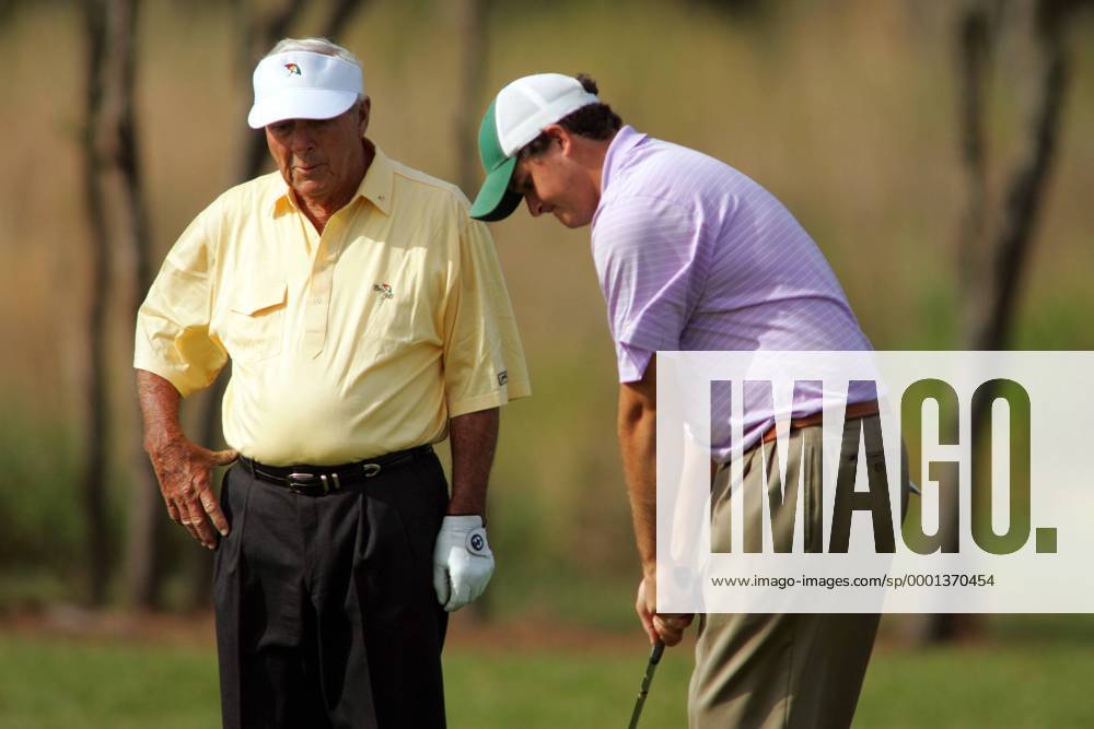 Arnold Palmer (USA, li.) und sein Enkel Sam Sanders wÃ¤hrend des Father and Son Tournaments 2004 in Orlando - (Icon7603914) Golf Herren Father and Son Tournament 2004, Golfen, PGA Gruppe Champions Gate Orlando