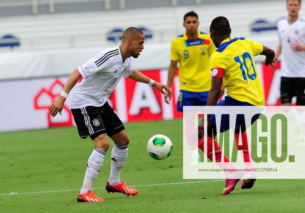 MAY 29 2013: Boca Raton, Florida, USA, Germany s (18) Sidney Sam and Ecuador defender Walter Ayovi (10) battle for the ball during Germany v Ecuador friendly International soccer match. SOCCER: MAY 29 Germany v Ecuador Icon1305290584