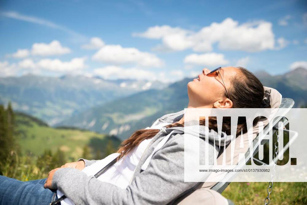 IMAGO Creative: Sommer, In den Bergen Woman Relaxing In Sun Lounger model released, Symbolfoto, 13.10.2020,