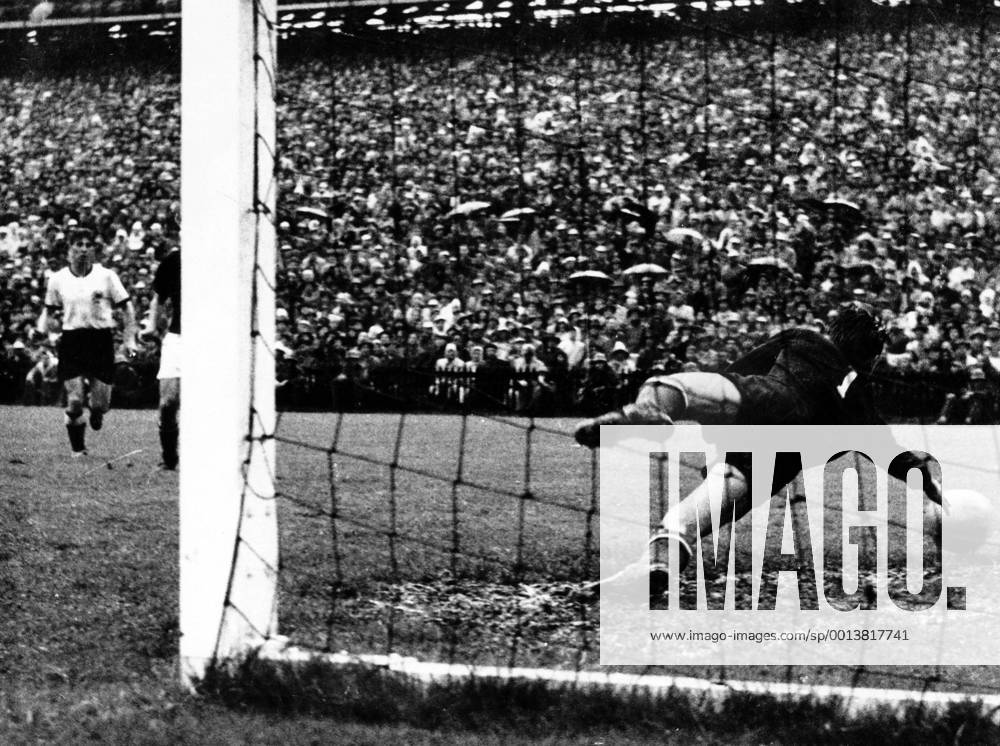 Torwart Gyula Grosics (Ungarn) kassiert im WM Finale 1954 in Bern das Tor zum 3:2 durch Helmut Rahn (BR Deutschland, nicht im Bild)