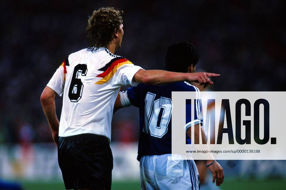 Guido Buchwald (BRD) meldet Gegenspieler Diego Armando Maradona (10) ab Fußball WM Herren Weltmeisterschaft 1990, Länderspiel: BR Deutschland - Argentinien 1:0, Endspiel, Finale Gruppe Stadio Olimpico Rom Abwehr, Konzentration,