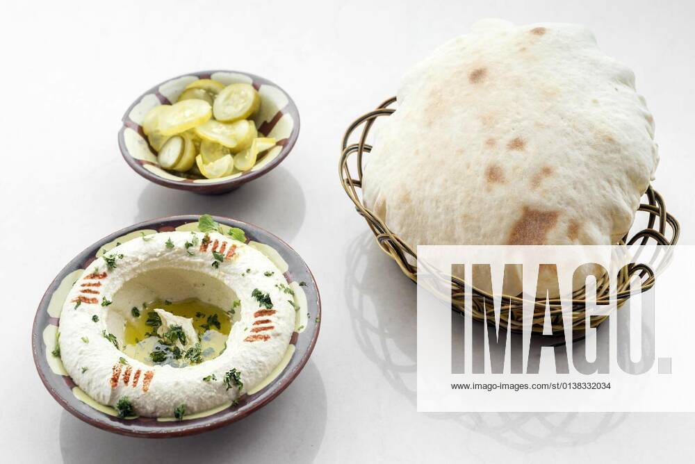 IMAGO Creative, Food, Hummus bowl of fresh organic hummus lebanese food on white table, 13.10.2020,