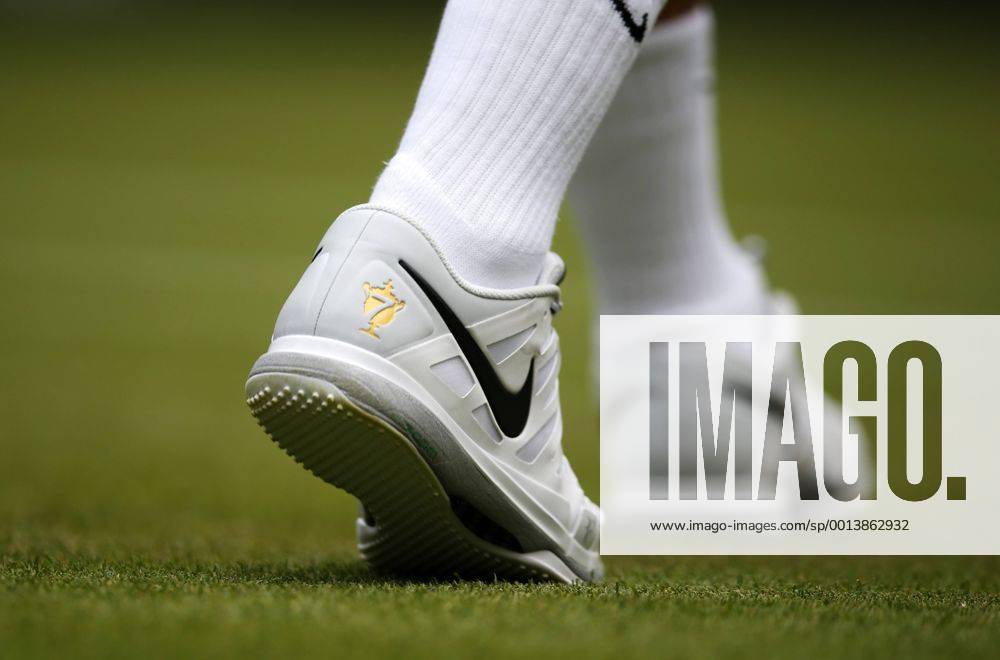 (130627) -- LONDON, June 26, 2013 (Xinhua) -- Roger Federer of Switzerland competes on day 3 of the Wimbledon Lawn Tennis Championships at the All England Lawn Tennis and Croquet Club in London, Britain, on June 26, 2013. Roger Federer lost 1-3. (Xinhua Wang Lili) (SP)BRITAIN-LONDON-TENNIS-WIMBLEDON-DAY 3
