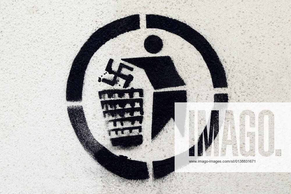 Swastika in the garbage can Stop right-wing radicalism Nazis stop neo-Nazis stop against right-wing Never again fascism Nazis no thank you Stand up against right Erlangen, Germany, DEU, GER, 09 09 2021 Committed people want to make a political statement with their wall message