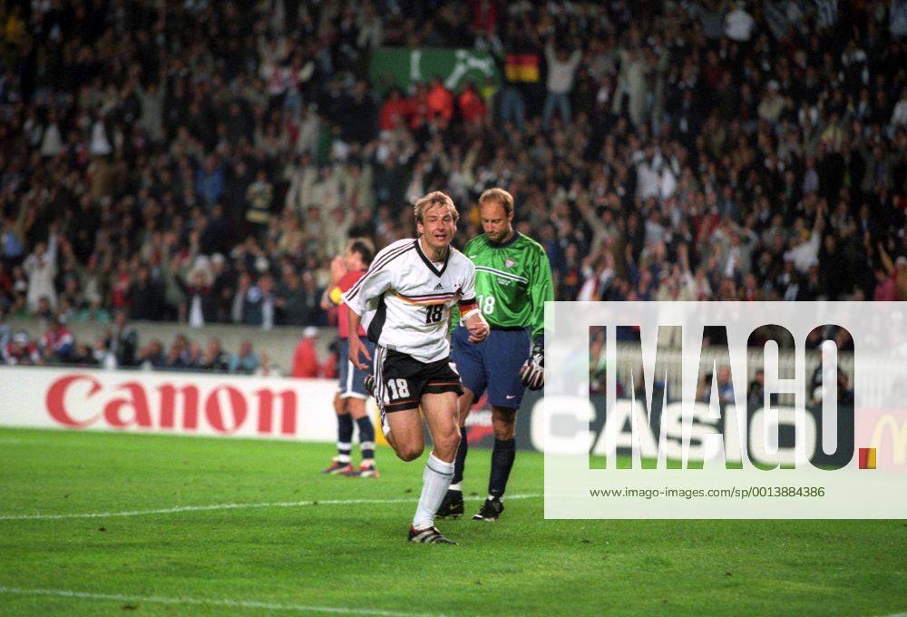 Jürgen Klinsmann (Deutschland) und Torwart Kasey Keller (USA)