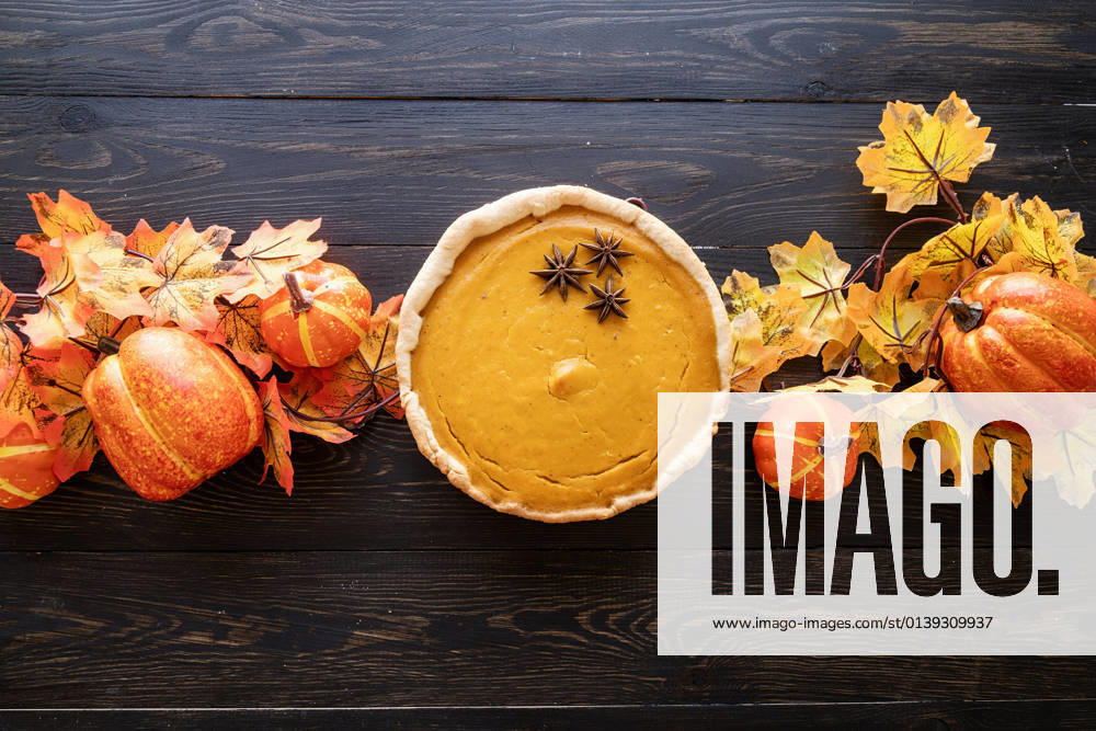 IMAGO Creative, Herbst, Food, Pumpkin Pie Homemade pumpkin pie with autumn leaves on rustic background, top view Autumn concept. Homemade pumpkin pie with autumn leaves on rustic background, top view flat lay