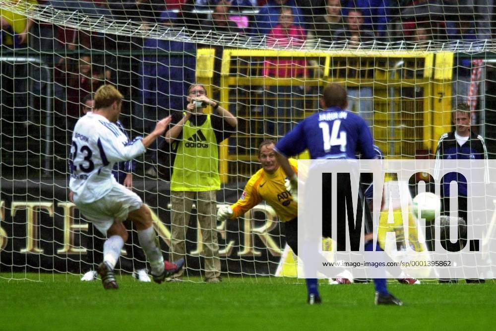 Guido Spork (Paderborn, li.) trifft vom Elfmeterpunkt gegen Torwart Martin Pieckenhagen (HSV) zum 4:2 Endstand Fußball Herren DFB-Pokal 2004 2005, Pokalspiel, SC Paderborn - Hamburger SV 4:2, Hamburg Gruppe Paderborn Dynamik,