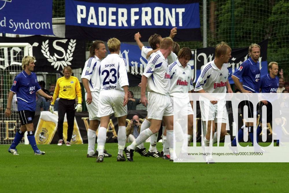 Torjubel Paderborn, u.a.: Alexander Löbe (3.v.li.), Guido Spork (4.v.li.), Daniel Cartus (Mitte), Benjamin Schüßler (3.v.re.) und Markus Krösche (2.v.re.) - Raphael Wicky (li.), Torwart Martin Pieckenhagen, Sergej Barbarez (alle HSV, re.) sind enttäuscht Fußball Herren DFB-Pokal 2004 2005, Pokalspiel, SC Paderborn - Hamburger SV 4:2, Hamburg Gruppe Paderborn Begeisterung, Freude, Enttäuschung,