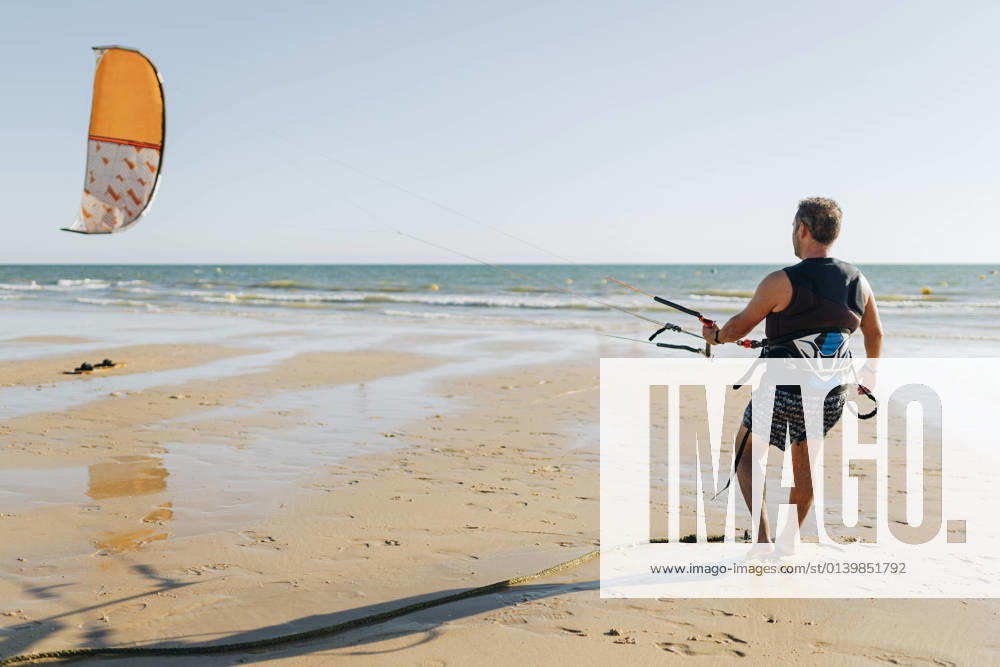 IMAGO Creative: Sommer Sport - Strand Man with kite on beach model released Symbolfoto JRVF01971