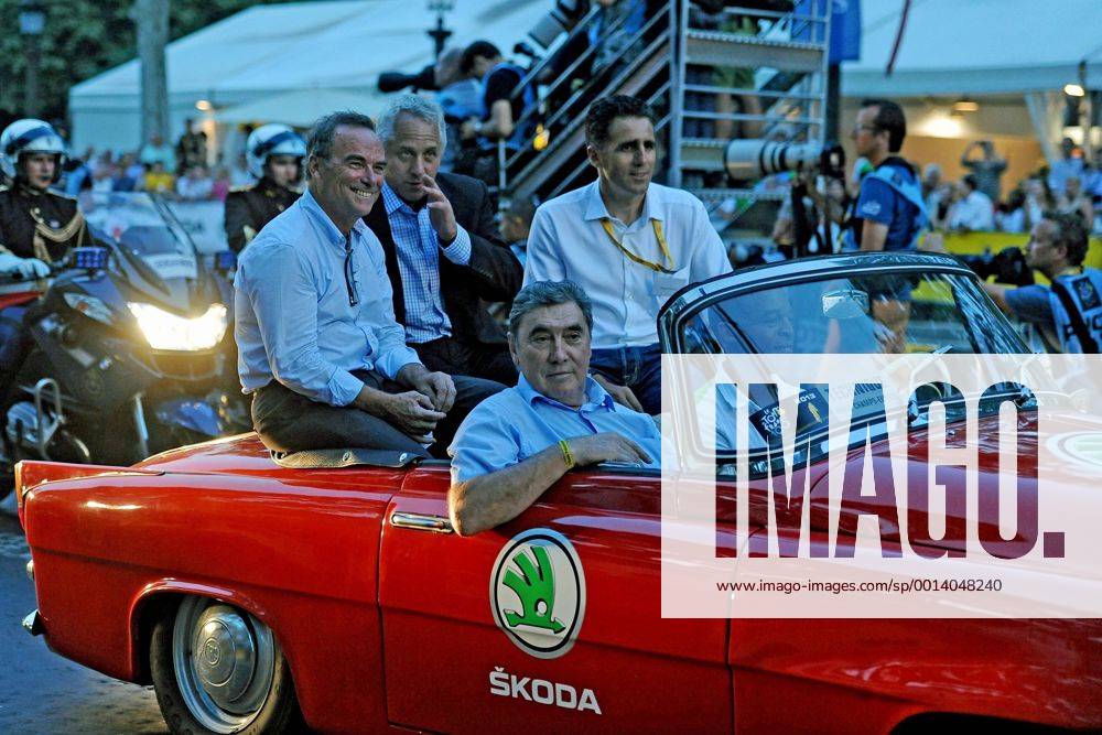 Einfahrt ehemaliger Tour de France Gewinner in einem Skoda Oldtimer auf den Champs Elysee - v.l.n.r. Bernard HINAULT (FRA) - Greg LEMOND (USA ) - Miguel INDURAIN (SPA ) und unten Eddy MERCKX (BEL) - Emotionen - Tour de France Helden - Tourgrößen - Aktion - quer - Event: 100. Tour de France - Frankreich Rundfahrt 2013 - 21.Etappe: Versailles nach Paris Champs Elysees 123.0 km - Location: Paris - Frankreich - Europa - Datum: 21.07.2013