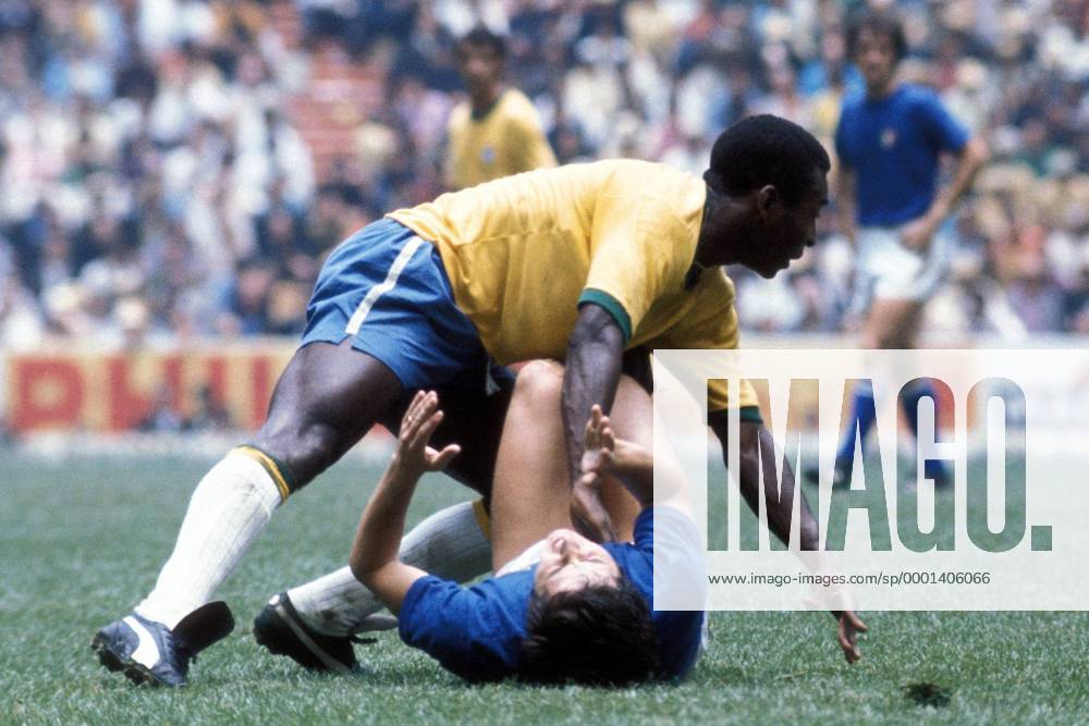Pele (Brasilien) ringt seinen Kontrahenten nieder Fußball WM Herren Weltmeisterschaft 1970, Nationalmannschaft, Nationalteam, Nationaltrikot, Finale, Endspiel Gruppe Länderspiel Mexiko City