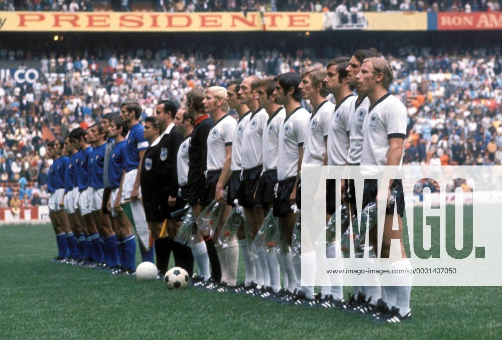 Mannschaftsaufstellung BR Deutschland, v.re.: Hans-Hubert Vogts, Wolfgang Overath, Bernd Patzke, Jürgen Grabowski, Gerd Müller, Hannes Löhr, Willi Schulz, Franz Beckenbauer, Karl-Heinz Schnellinger, Torwart Sepp Maier, Uwe Seeler, Linienrichter Rafael ... Fußball WM Herren Weltmeisterschaft 1970, Nationalmannschaft, Nationalteam, Nationaltrikot, Länderspiel, Halbfinale Totale Mexiko City