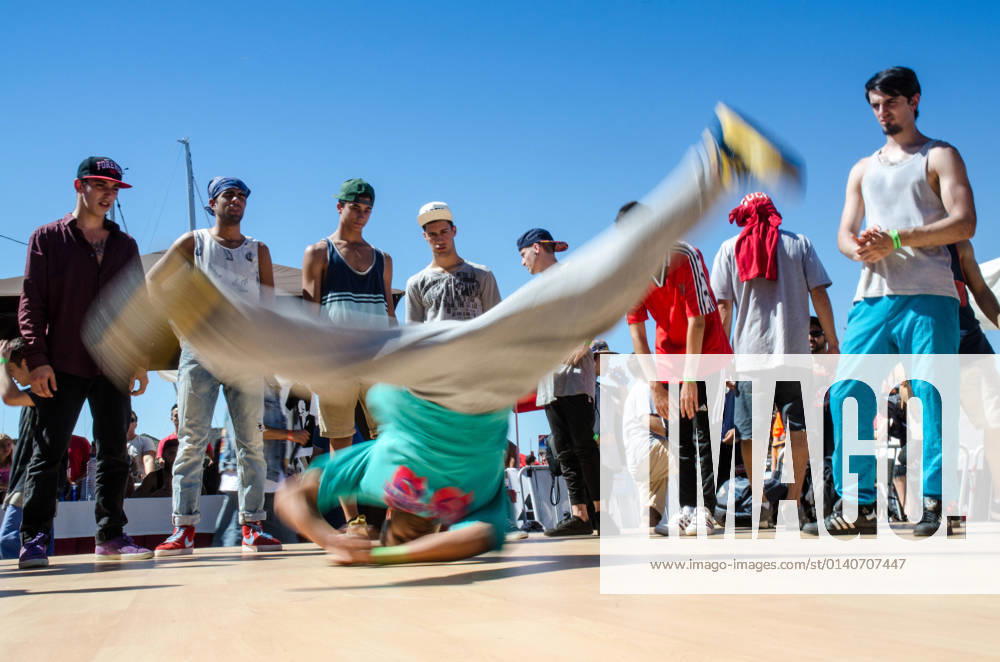 IMAGO Creative: Lokalhelden - Kunst und Kultur VIGO, SPAIN - AUGUST 10: B-Boying crews warmup at the O Marisquino XIII on august 10, 2013 in Vigo, Spain.