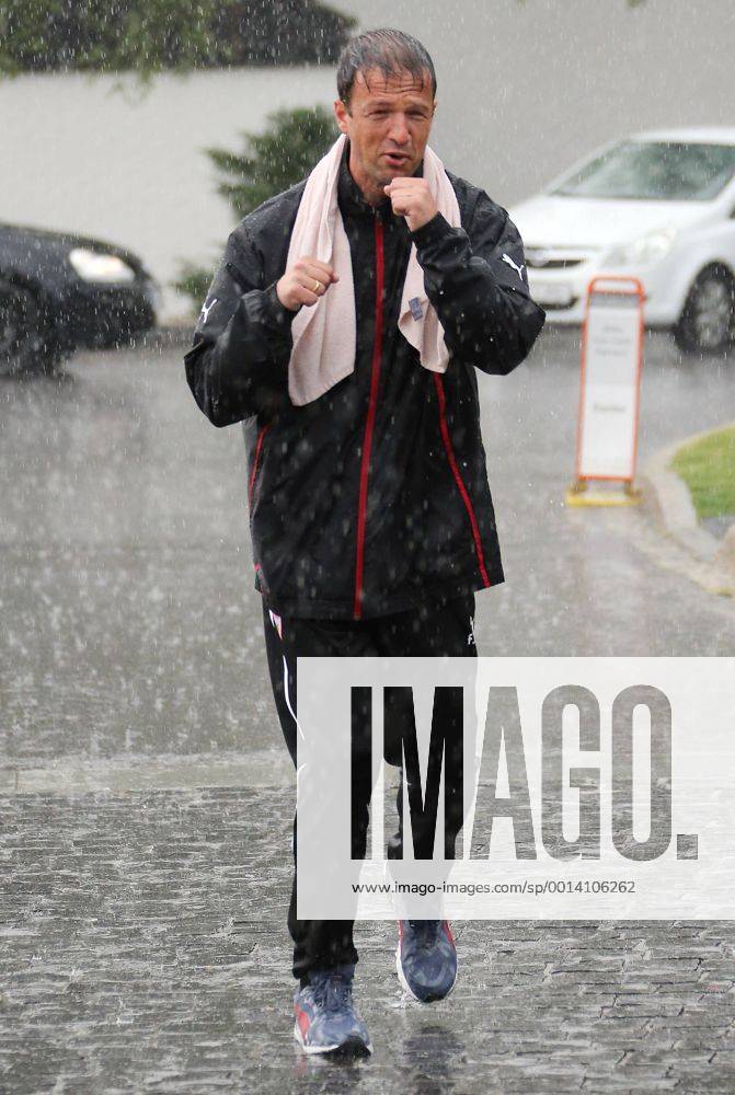 Fußball 1. Bundesliga Saison 2012 - 2013 VfB Stuttgart Trainingslager in Donaueschingen: Fredi Bobic (Vorstand Sport) kämpft gegen den Regen.