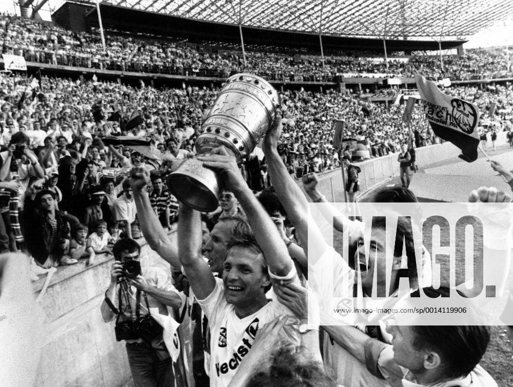 Fußball, DFB-Pokalfinale 1987 1988, Eintracht Frankfurt - VfL Bochum Eintracht Frankfurt ist DFB Pokalsieger 1988, v.li.: Frank Schulz, Karl Heinz -Charly- Körbel mit der Trophäe, Dieter Schlindwein