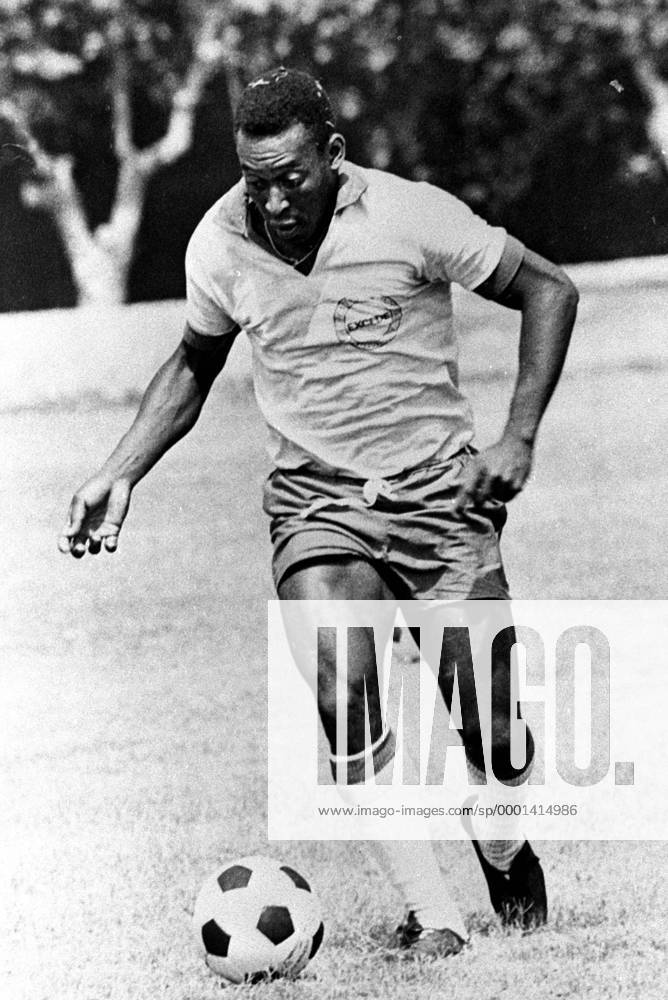 Pele (Brasilien) am Ball Fußball WM Herren Weltmeisterschaft 1970, Nationalmannschaft, Nationalteam, Training Einzelbild Aufnahmedatum geschätzt Dynamik,
