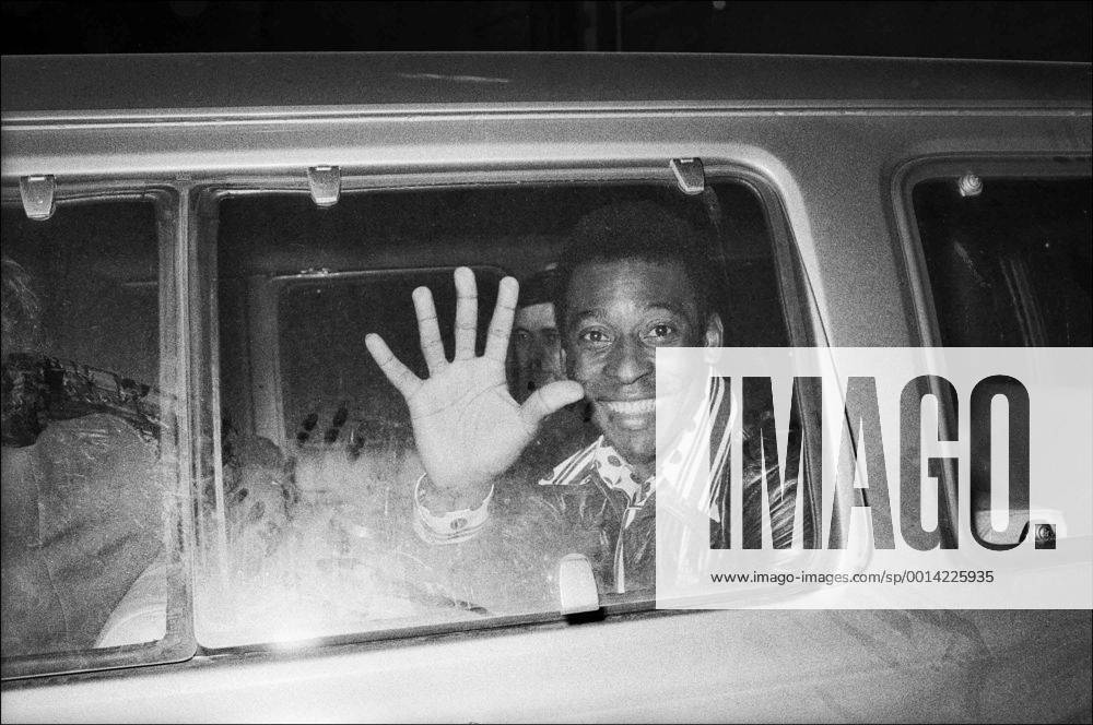 Brazilian soccer star Pele plays with the New York Cosmos at Randall s Island, Pele waves from a car as he departs following the game AllanxTannenbaum HollandsexHoogtxIVx