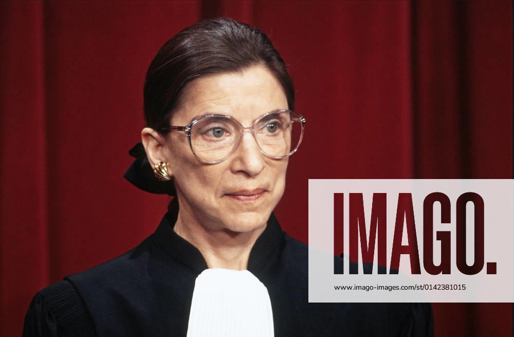 IMAGO ICONS: Ruth Bader Ginsburg Berühmte Feministinnen, Ruth Bader Ginsburg December 3, 1993, Washington, District of Columbia, USA: Associate Justice of the United States Supreme Court Ruth Bader Ginsburg as she poses for a Class Photo with all of the Justices of the United States Supreme Court, taken at the US Supreme Court in Washington, DC on December 3, 1993 Washington USA - ZUMAs152 19931203_zaa_s152_002
