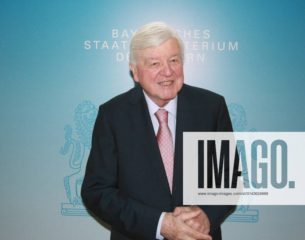 Empfang für den ehemaligen Bayerischen Innenminister Bruno Merk aus Anlass seines 90. Geburtstags. Hans Maier, deutscher Politikwissenschaftler und Politiker (CSU) vor Beginn der Veranstaltung. Am 17.04.2012 wurde der ehemalige bayerische CSU-Politiker und Innenminister Bruno Merk im Bayerischen Innenministerium in München mit einem Empfang aus Anlass seines 90. Geburtstags geehrt. Nachtrag: Bruno Merk ist am 13.03.2013 in Günzburg gestorben. - Hans Maier, German political scientist and politician (CSU) before the start of the event. On April 17th, 2012, the former Bavarian CSU politician and Interior Minister Bruno Merk was honored at the Bavarian Interior Ministry in Munich, Germany, with a reception on the occasion of his 90th birt