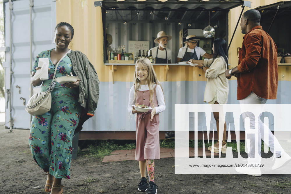 IMAGO Creative, Jahreszeit Sommer, Sommer in der Stadt IMAGO Creative: Kollidierende Kulturen IMAGO Creative: Landleben - Essen IMAGO Creative: Landleben - Alfresco, Draußen Multiracial customers buying food at truck Sweden, Stockholm, model released, property released