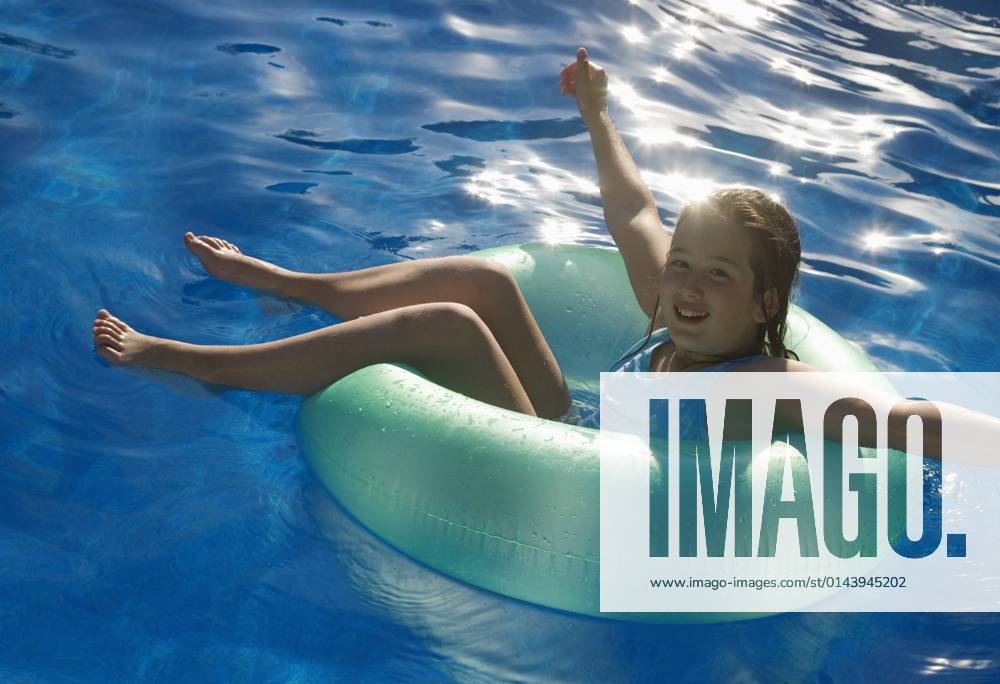 IMAGO Creative, Jahreszeit Sommer, Sommerferien Young Girl Playing In Water On Tube