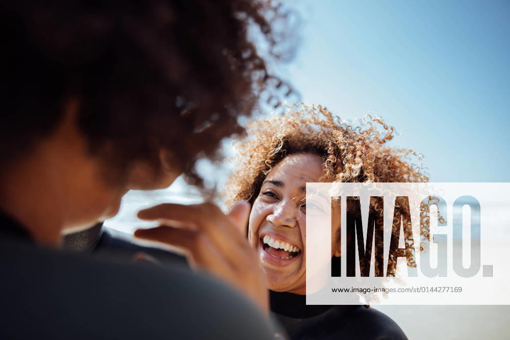 IMAGO Creative, Jahreszeit Sommer, Sonnenschutz Woman applying sunscreen on the beach San Diego, California, United States R_KACAEY211201-137894-01 ,model released, Symbolfoto