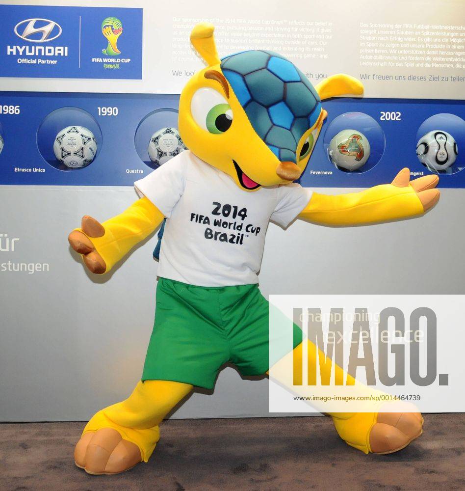 Das Maskottchen der Fussball WM 2014 in Brasilien FULECO. Es stellt ein Brasilianisches Dreibindengürteltier (Tolypeutes tricinctus) mit gelbem Fell und blauem Panzer dar. Deutschland, Frankfurt: Event, IAA 2013: Pressetage am 11.09.2013, Messegelaende.
