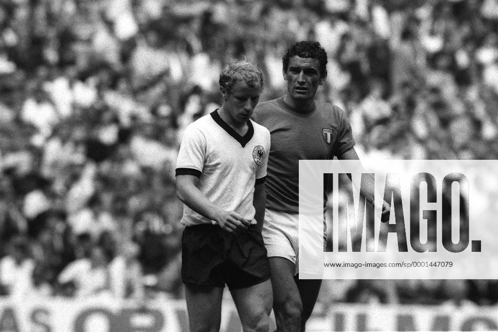 Berti Vogts (li., BR Deutschland) neben Luigi Riva (Italien) Fußball WM Herren Weltmeisterschaft 1970, Halbfinale, Länderspiel, Nationalmannschaft, Nationalteam, Nationaltrikot Gruppe Mexico City