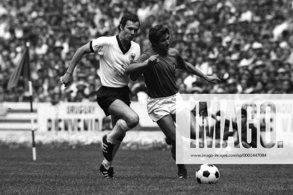 Franz Beckenbauer (li., BR Deutschland) gegen Gianni Rivera (Italien) Fußball WM Herren Weltmeisterschaft 1970, Halbfinale, Länderspiel, Nationalmannschaft, Nationalteam, Nationaltrikot Gruppe Mexico City Dynamik,