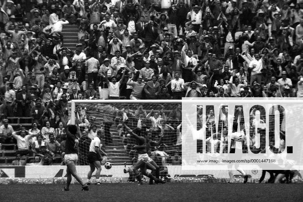 Torschütze Gianni Rivera (3.v.li.) wird von Luigi Riva (beide Italien) nach seinem 4:3 in der Verlängerung gefeiert. Berti Vogts, Franz Beckenbauer und Torwart Sepp Maier (v.li., alle BR Deutschland) sind geschlagen, das Publikum tobt! Fußball WM Herren Weltmeisterschaft 1970, Halbfinale, Länderspiel, Nationalmannschaft, Nationalteam, Nationaltrikot Totale Mexico City Glück, Begeisterung, Freude,