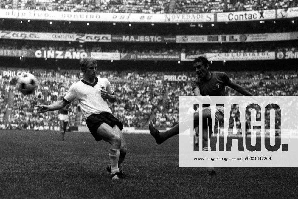 Luigi Riva (re., Italien) setzt sich gegen Berti Vogts (BR Deutschland) durch Fußball WM Herren Weltmeisterschaft 1970, Halbfinale, Länderspiel, Nationalmannschaft, Nationalteam Gruppe Mexico City Dynamik,
