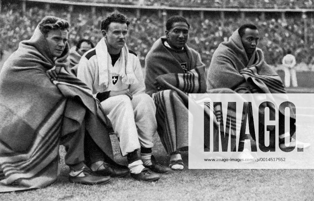 1936 Olympics, Berlin - The best Sprinters of the world before the start; (from left: Franc Wykoff (the USA), Paul Hanni (Switzerland), Ralph Metcalfe (the USA), Jesse Owens (the USA). (Die besten Sprinter der Welt vor dem Start; (von links: Frank Wykoff (USA), Paul Hanni (Schweiz), Ralph Metcalfe (USA), Jesse Owens (USA).) Â UnitedArchives00835141