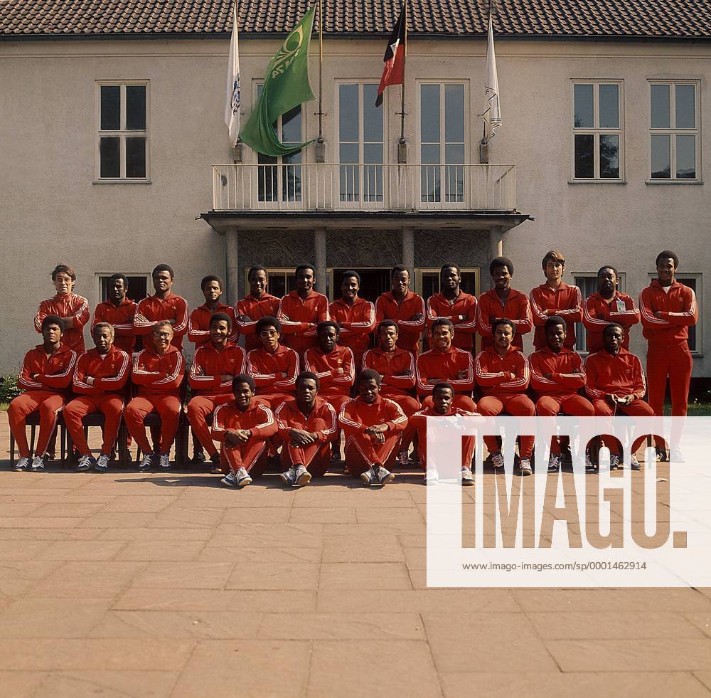 WM Kader Haiti mit: Nationaltrainer Antoine Tassy, Henry Francillon, Ewilner Piquant, Arsene Auguste, Fritz Andre, Serge Ducoste, Pierre Bayonne, Philippe Vorbe, Roosevelt Desir, Eddy Antoine, Guy Francois, Guy Saint Vil, Ernst Jean Joseph, Serge Racine Fußball WM Herren DEUTSCHSPRACHIGE SPORTZEITSCHRIFTEN UND -ZEITUNGEN NUR NACH RÜCKSPRACHE, Weltmeisterschaft 1974 Totale Mannschaftsbild, Mannschaftsfoto, Mfdia, quer, Trainer, Coach, Nationalcoach