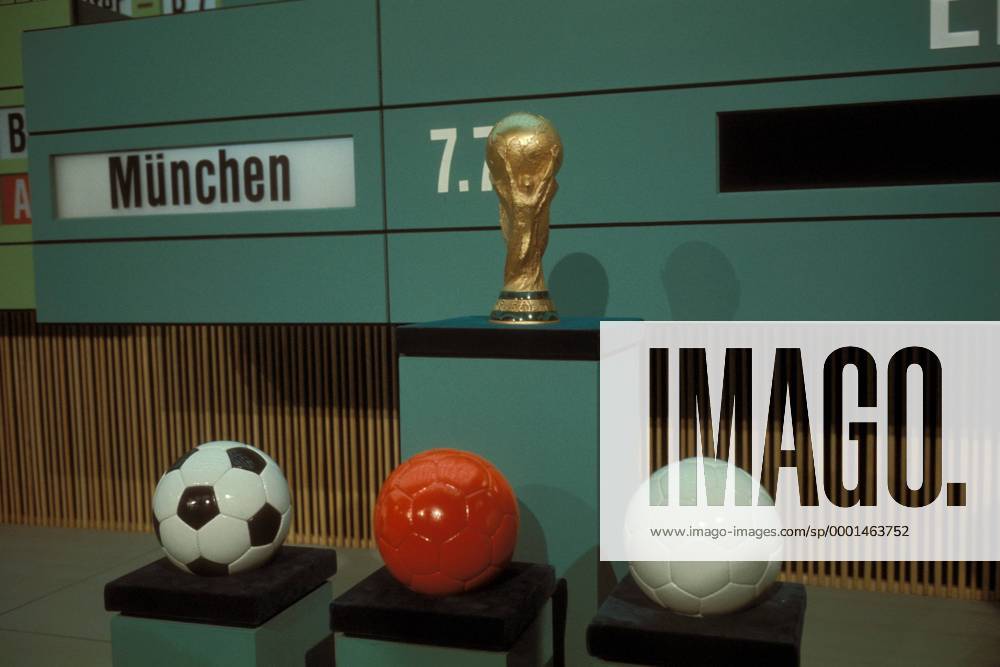 Der neue FIFA World Cup mit den offiziellen Spielbällen Fußball WM Herren Weltmeisterschaft 1974, Auslosung, auslosen, Gruppenauslosung, Gruppe Frankfurt M.