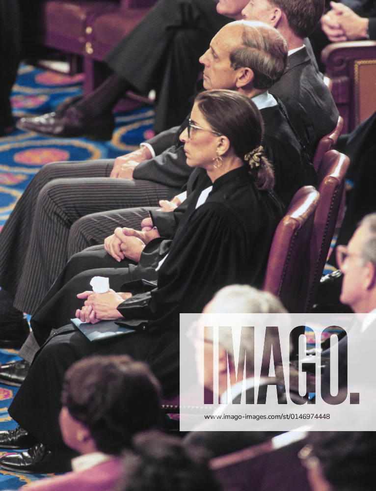IMAGO ICONS: Ruth Bader Ginsburg Berühmte Feministinnen, Ruth Bader Ginsburg October 6, 1994, Washington, District of Columbia, USA: Associate Justice of the Supreme Court Ruth Bader Ginsburg, center, and Associate Justice of the Supreme Court Stephen G. Breyer, center top, listen as President Nelson Mandela of South Africa addresses a Joint Session of the United States Congress in Washington, DC on Thursday, October 6, 1994 Washington USA - ZUMAs152 19941006_zaa_s152_001