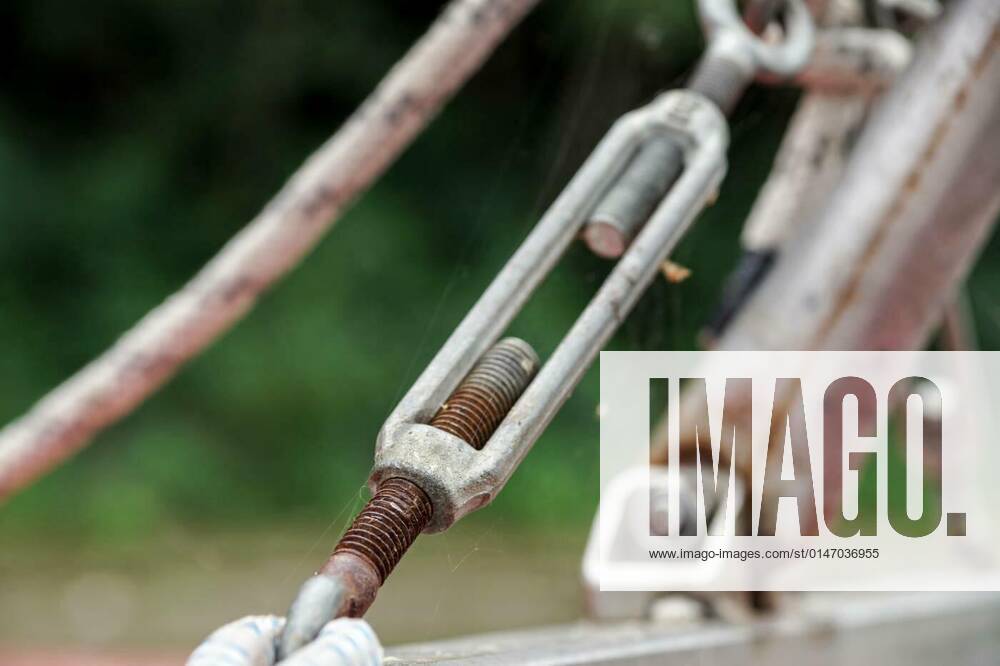 IMAGO Creative: Business, Inflation und Lieferketten Metal fastening of two steel cables ., 24.09.2021,