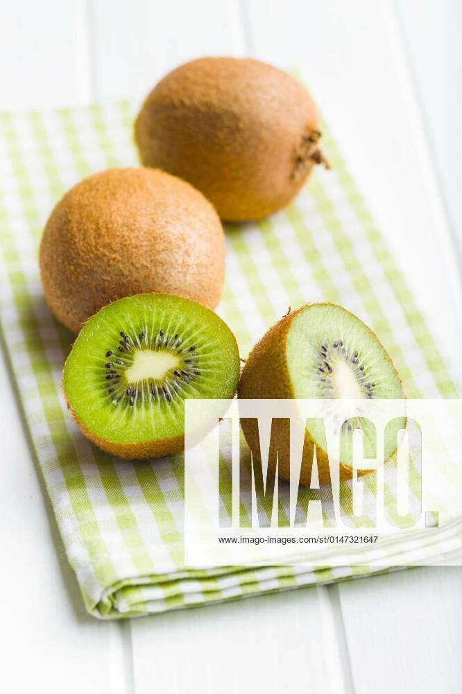 Halved kiwi fruit., 26.09.2021,