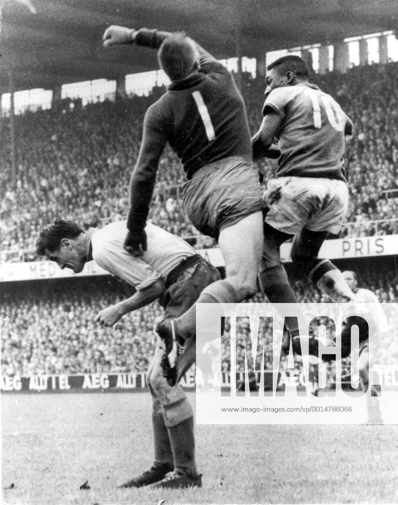 Fußball, WM 1958 in Stockholm, Finale Brasilien – Schweden 5 - 2 1958 World Cup Brazil v Sweden Kalle Svensson, the Swedish goalkeeper assisted by Tulle Gustafsson struggles for the ball with Pele during the world Cup final in Stockholm, Sweden. 30th June 1958. kbdig hoch 1958 Kalle Svensson swedish goalie Tulle Gustafsson football international world cup