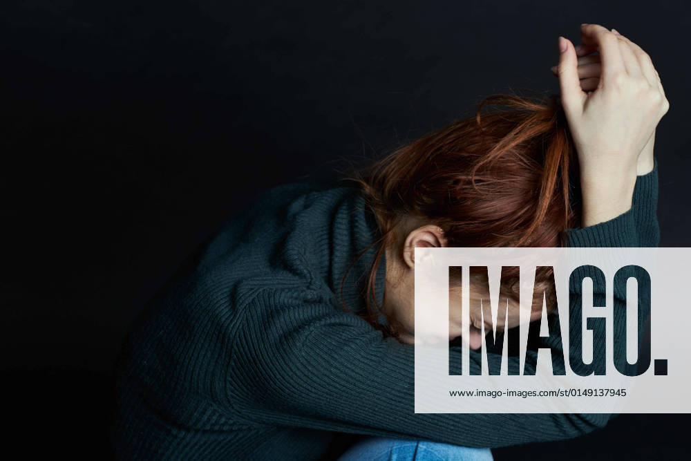 IMAGO Creative: Internationaler Frauentag, Mental Load und Care-Arbeit emotional woman depression disorder pain beating aggression emotional woman depression disorder pain beating aggression. High quality photo