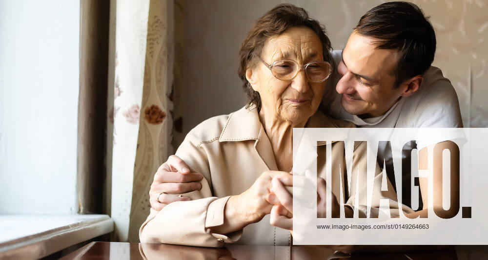 IMAGO Creative: Gesellschaft, Integration a very old woman and an adult grandson a very old woman and an adult grandson