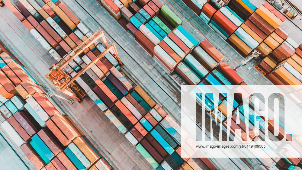 IMAGO Creative: Business, Inflation und Lieferketten Aerial view of shipping container port terminal. Colourful pattern of containers in harbor. Maritime logistics global inport export trade transportation. Aerial view of shipping container port terminal. Colourful pattern of containers in harbor. Maritime logistics global inport export trade transportation