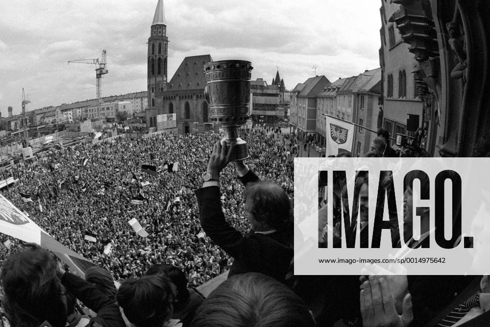 Eintracht Frankfurt, DFB Pokal Sieger 1980 1981, Bernd Hölzenbein präsentiert die Trophäe auf dem Rathausbalkon