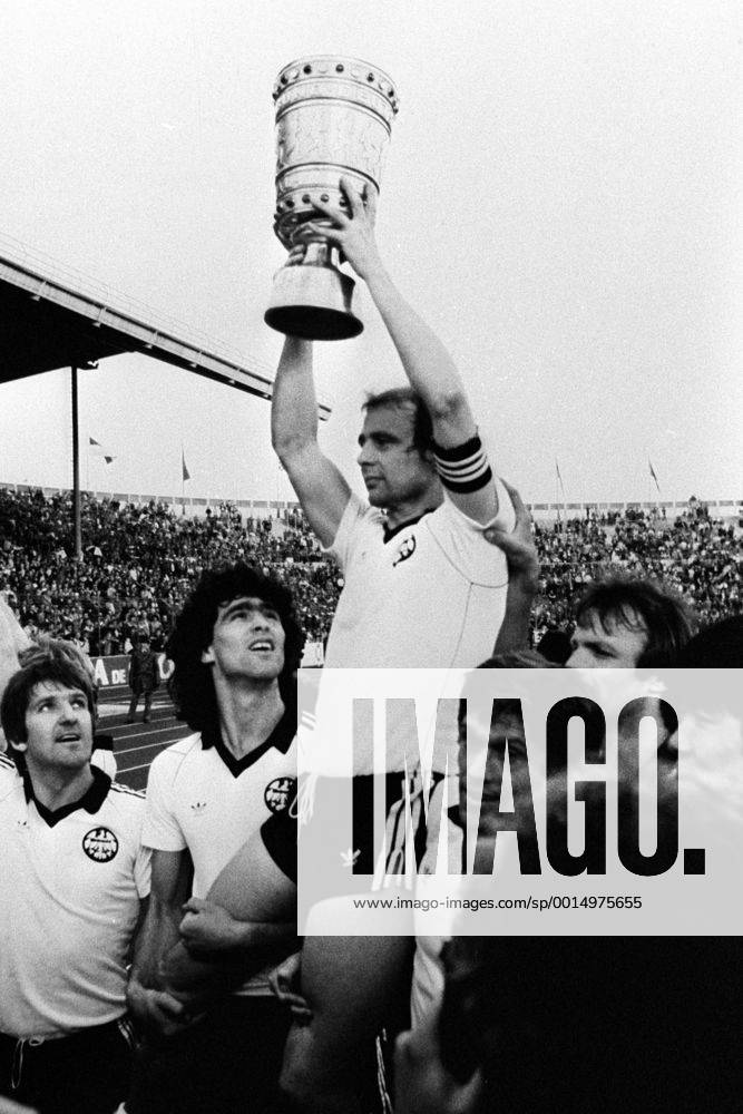 Eintracht Frankfurt, DFB Pokal Sieger 1980 1981, Bernd Hölzenbein präsentiert von Bruno Pezzey (li.) und Werner Lorant getragen die Trophäe, li. Bernd Nickel