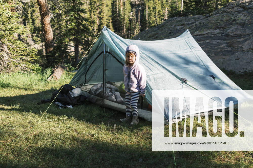 IMAGO Creative: Sommer, In den Bergen IMAGO Creative: Ende des Sommers Young girl standing in front of her tent in Colorado United States, Colorado, Leadville CR_PALI220208E9-913847-01 ,model released, Symbolfoto
