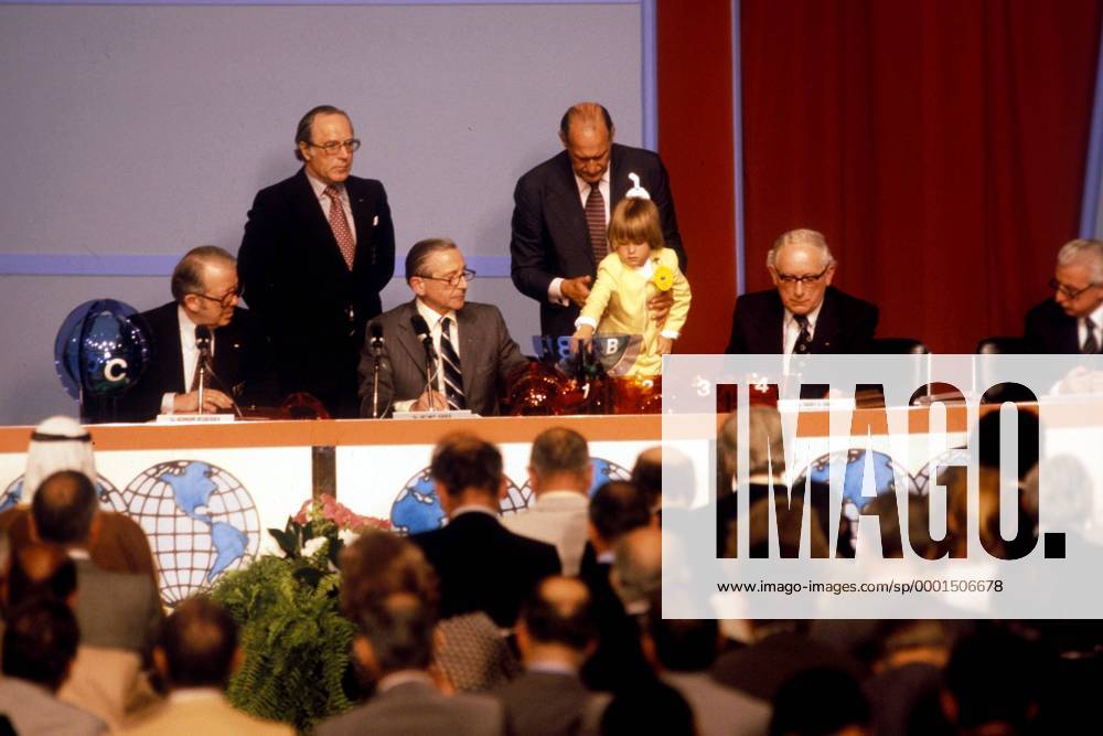 Gruppenauslosung für die Weltmeisterschaft 1978 in Argentinien, v.li.: DFB Präsident Hermann Neuberger, DFB Sekretär Hermann Joch (beide BR Deutschland), FIFA Generalsekretär Helmut Käser (Schweiz), FIFA Präsident Joao Havelange mit seinem Enkelkind... Fußball WM Herren Auslosung 1977 für Weltmeisterschaft 1978, Vorrundenauslosung, Vorrundengruppe, Vorrundengruppen, Gruppe Buenos Aires