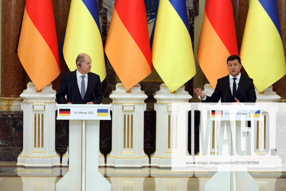 Ukraine Konflikt, Historie KYIV, UKRAINE - FEBRUARY 14, 2022 - Federal Chancellor of the Federal Republic of Germany Olaf Scholz and President of Ukraine Volodymyr Zelenskyy (L to R) holds a joint press conference at Mariinskyi Palace after the meeting, Kyiv, capital of Ukraine. Press conference of Ukrainian President and German Chancellor in Kyiv