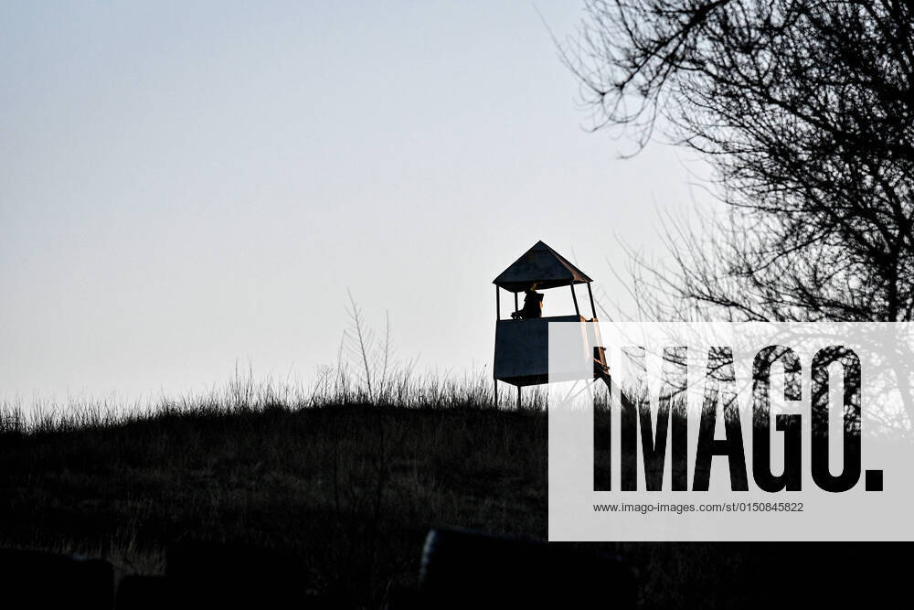 Ukraine Konflikt, Historie ZAPORIZHZHIA REGION, UKRAINE - FEBRUARY 14, 2022 - A soldier is on guard in a watchtower at the Military Training Centre set up within 24 hours in Zaporizhzhia Region, southeastern Ukraine. Military Training Centre in Zaporizhzhia Region