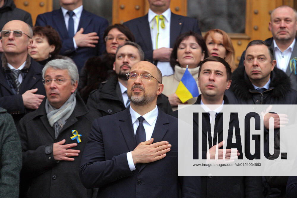 Ukraine Konflikt, Historie KYIV, UKRAINE - FEBRUARY 16, 2022 - Prime Minister of Ukraine Denys Shmyhal and members of the Cabinet are seen during the solemn ceremony of hoisting of the State Flag of Ukraine on the Unification Day outside the government building, Kyiv, capital of Ukraine State Flag of Ukraine hoisted outside government building