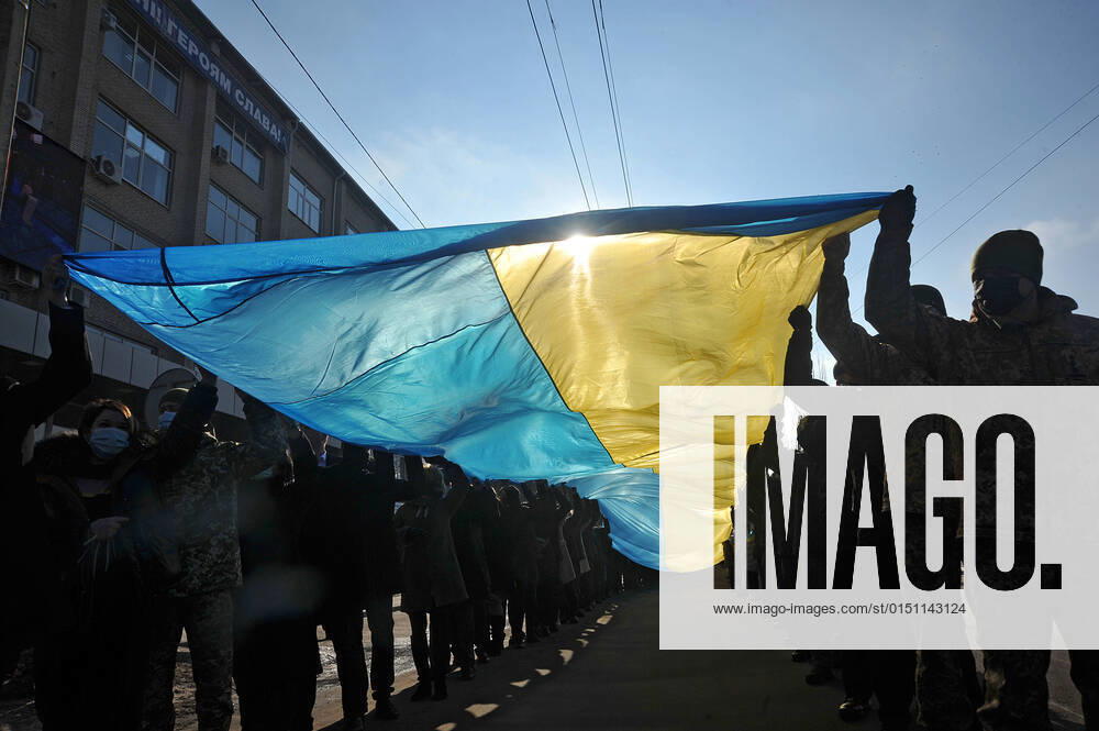 Ukraine Konflikt, Historie SIEVIERODONETSK, UKRAINE - FEBRUARY 16, 2022 - People carry a long Ukrainian flag in the streets in celebration of the Day of Unity, Sievierodonetsk, Luhansk Region, eastern Ukraine. Unity Day procession in Sievierodonetsk