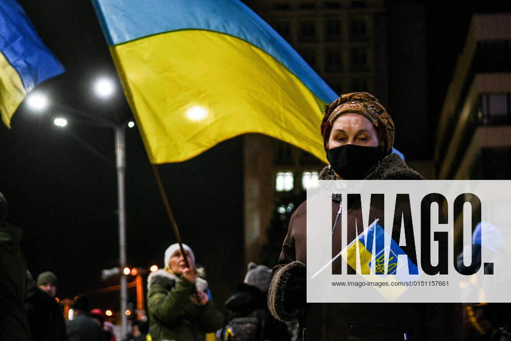 Ukraine Konflikt, Historie ZAPORIZHZHIA, UKRAINE - FEBRUARY 16, 2022 - A senior woman holds a miniature Ukrainian flag with the tryzub during the Zaporizhzhia Will Resist viche in Maidan Heroiv on the Day of Unity, Zaporizhzhia, southeastern Ukraine. Viche in Zaporizhzhia